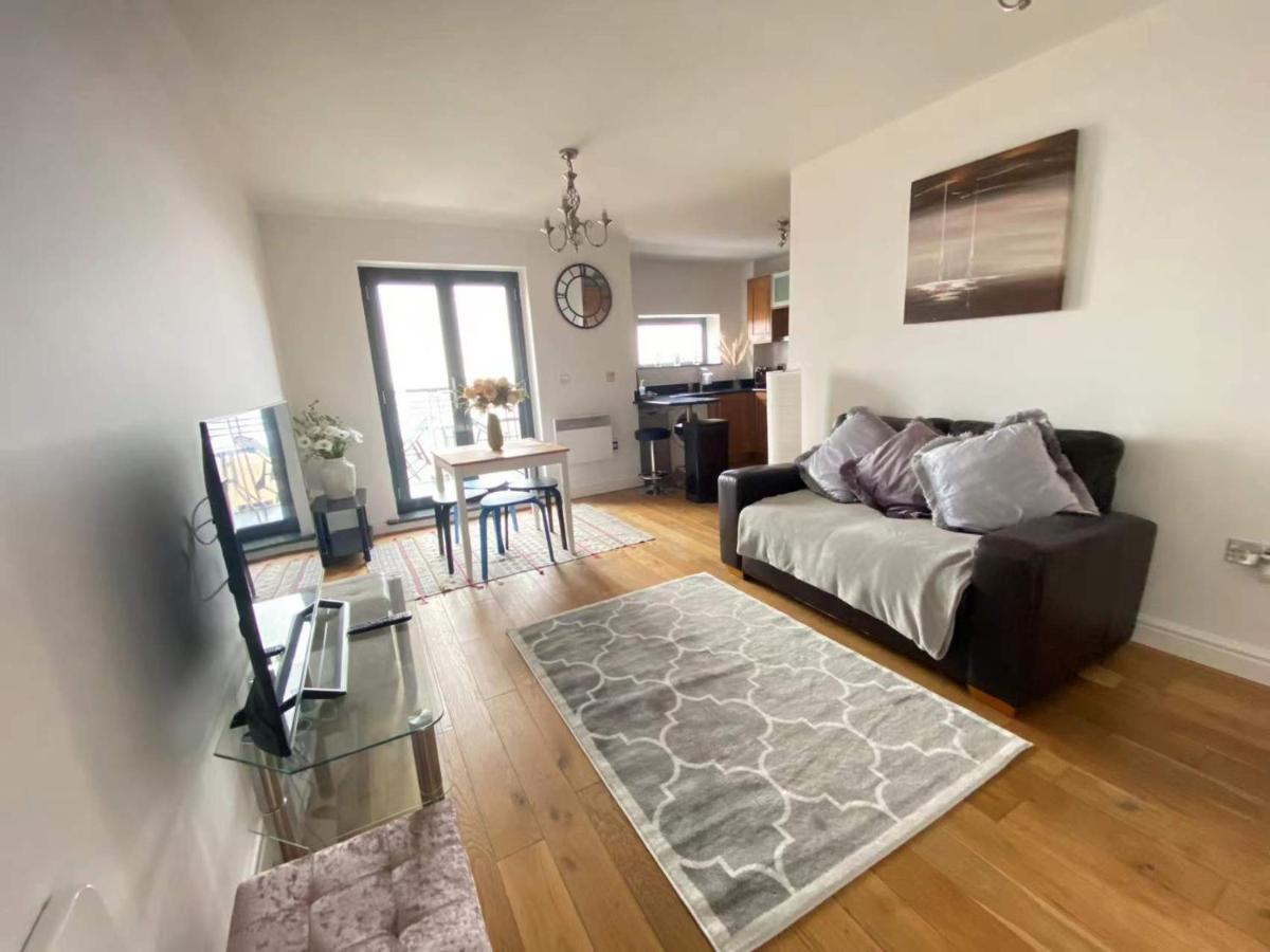 Beach Front Apt With Stunning Sea View 斯旺西 外观 照片